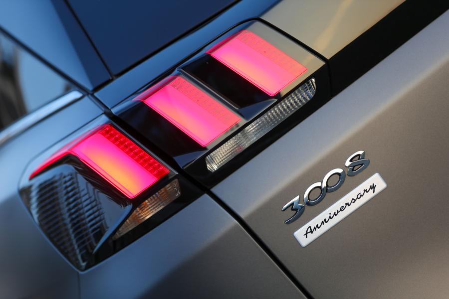 Логотип Peugeot 3008 Anniversary 2019 года  (IT) (фото 2 из 13)
